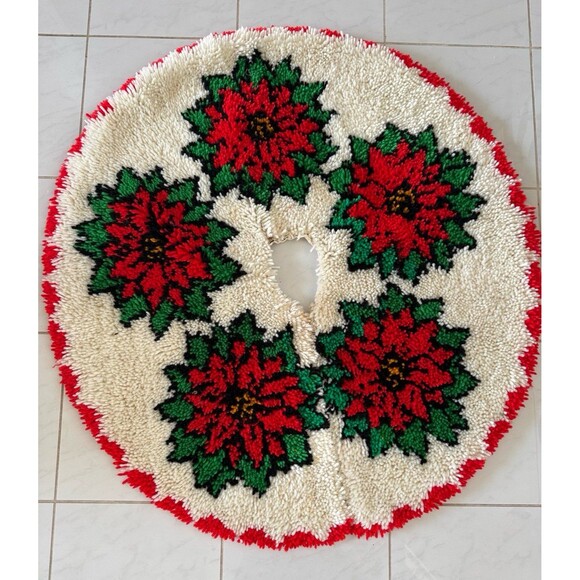 Vintage Handmade Latch Hook Rug Holly Poinsettia White Red Christmas Tree Skirt - Picture 1 of 5